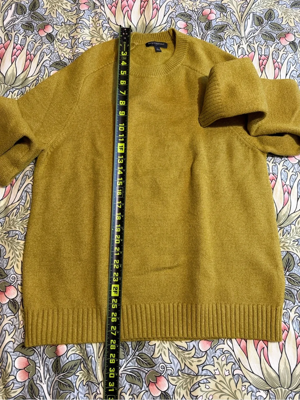 Banana Republic Men's Crewneck Sweater in Olive Green Size L/G